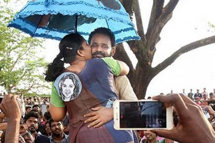 ভারতে প্রকাশ্যে চুমুর মাধ্যমে অভিনব প্রতিবাদ