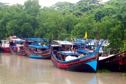 বঙ্গোপসাগর উত্তাল, নিরাপদ আশ্রয়ে শত-শত ফিশিং ট্রলার 