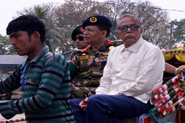 রিকশায় ঘুরলেন রাষ্ট্রপতি