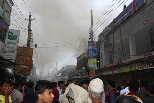 ভালুকায় জুতার গোডাউনে আগুন