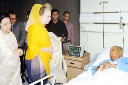 মুন্নুকে দেখতে হাসপাতালে গেলেন খালেদা