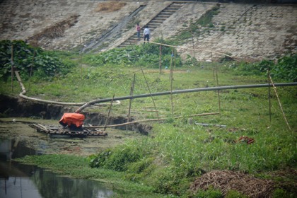 ঠাকুরগাঁওয়ে রাতের আঁধারে নদী থেকে বালু উত্তোলন, ঝুঁকিতে বাড়ি-ঘর