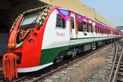 শ্রীপুরে ট্রেন-ট্রাক সংঘর্ষ