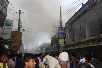 ভালুকায় জুতার গোডাউনে আগুন