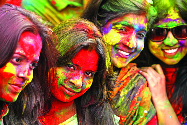 রঙের ছটায় রঙিন দোল