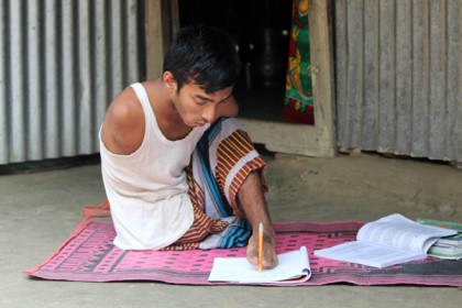 এক পা'ই ভরসা ফজলুর, তবুও থেমে নেই তিনি