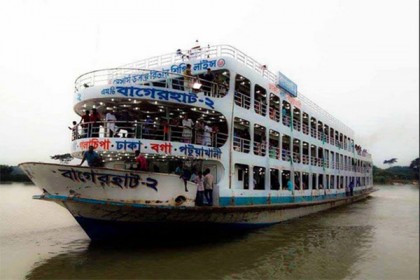 পাঁচ শতাধিক যাত্রী নিয়ে ডুবোচরে ৭ ঘণ্টা