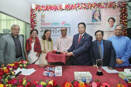 ভেলোরি টেলর ও অ্যাঞ্জেলা গোমেজকে সম্মাননা দিল বাংলাদেশ প্রতিদিন
