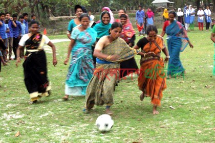 গ্রামের মাঠে শাড়ি-বোরকা পরেই ফুটবল খেললেন তারা