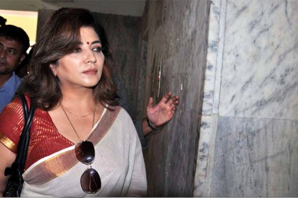 অর্থের অভাবে কারাগারে অবরুদ্ধ কোটিপতির স্ত্রী