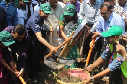 মুন্সীগঞ্জে কোদাল হাতে নারী ডিসির খাল খনন কর্মসূচি