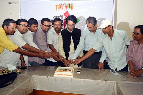 মাগুরায় কেক কেটে বাংলাদেশ প্রতিদিনের জন্মদিন পালন