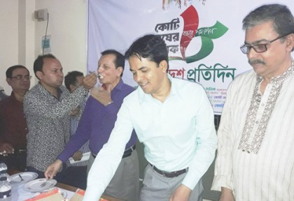মাদারীপুরে ফুলেল শুভেচ্ছায় সিক্ত বাংলাদেশ প্রতিদিন