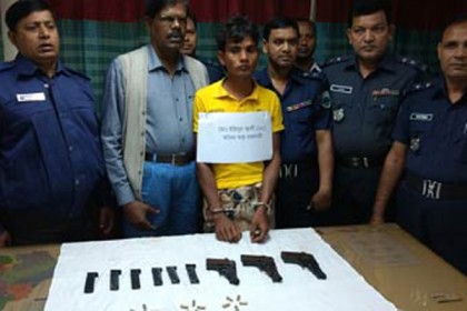 
চাঁপাইনবাবগঞ্জের শিবগঞ্জ সীমান্তে অস্ত্র ব্যবসায়ী আটক
