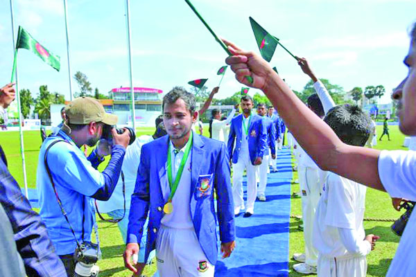 প্রথম দিনটি মুশফিকদের