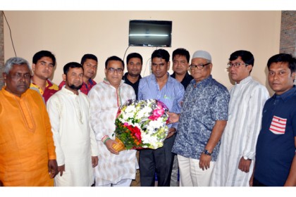 বাংলাদেশ প্রতিদিনকে বগুড়া জেলা বিএনপির ফুলেল শুভেচ্ছা
