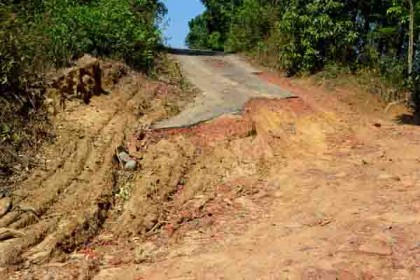 রাস্তা না মরণ ফাঁদ