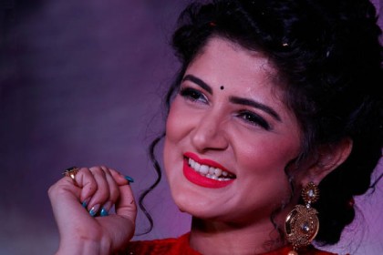 স্বামীর সঙ্গে রুপালি পর্দায় শ্রাবন্তী