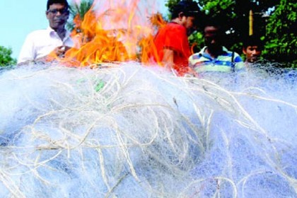 বরিশালে জব্দকৃত অবৈধ জাল পুড়িয়ে ফেলা হয়েছে 