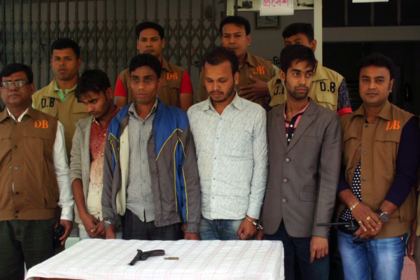 নওগাঁয় প্রেমিকার বিয়ে ভাঙতে গিয়ে অস্ত্রসহ আটক ৪