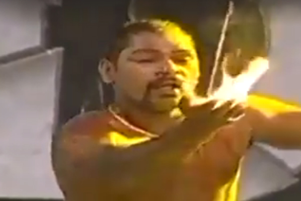 আগুন নিয়ে খেলা! (ভিডিও)