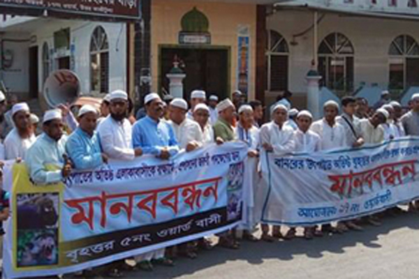সিলেটে বানরের উৎপাত ঠেকাতে মানববন্ধন!
