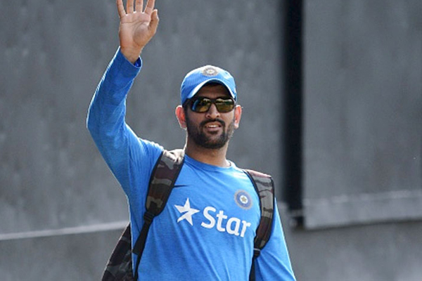 অল্পের জন্য প্রাণে বাঁচলেন ধোনি