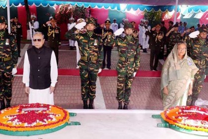 টুঙ্গিপাড়ায় বঙ্গবন্ধুর সমাধিতে রাষ্ট্রপতি-প্রধানমন্ত্রীর শ্রদ্ধা