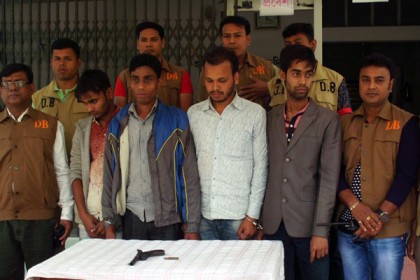 নওগাঁয় প্রেমিকার বিয়ে ভাঙতে গিয়ে অস্ত্রসহ আটক ৪