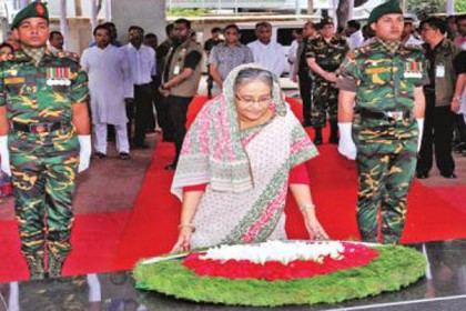 বঙ্গবন্ধুর প্রতিকৃতিতে প্রধানমন্ত্রীর শ্রদ্ধা