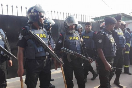 চ্যালেঞ্জ করলে বিস্ফোরণ ঘটায় হামলাকারী, ২ র‌্যাব সদস্য আহত