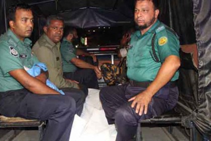 বোমা হামলাকারীর লাশ ঢামেকে, ব্যাগ উদ্ধার