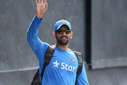 অল্পের জন্য প্রাণে বাঁচলেন ধোনি