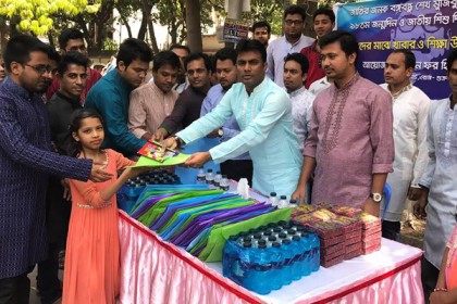 পথশিশুদের মাঝে ছাত্রলীগ সভাপতির খাবার বিতরণ