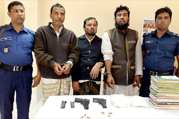 চাঁপাইনবাবগঞ্জে অস্ত্রসহ ও জিহাদী বইসহ আটক ৩
