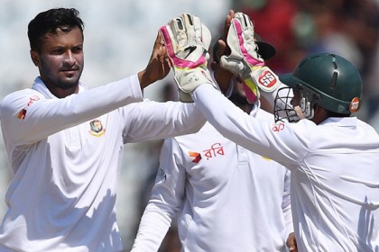 কঠিন চাপে লঙ্কানরা