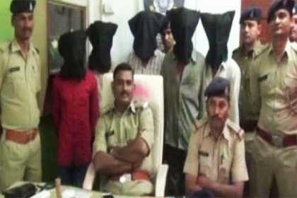 গুজরাটে বাবার সামনে দুই মেয়েকে ধর্ষণ, গ্রেফতার ৫