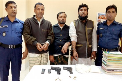 চাঁপাইনবাবগঞ্জে অস্ত্রসহ ও জিহাদী বইসহ আটক ৩