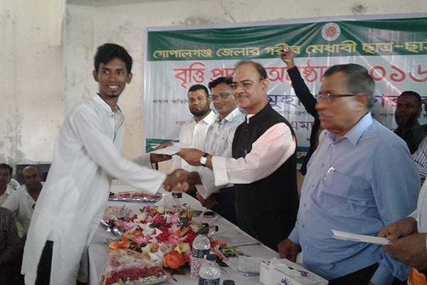 গোপালগঞ্জে দরিদ্র ও মেধাবী শিক্ষার্থীদের বৃত্তি প্রদান
