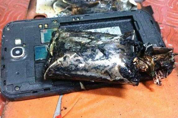 পকেটে রাখা ফোনে আগুন, প্যান্ট খুলে ফেললেন আমেরিকান যুবক!
