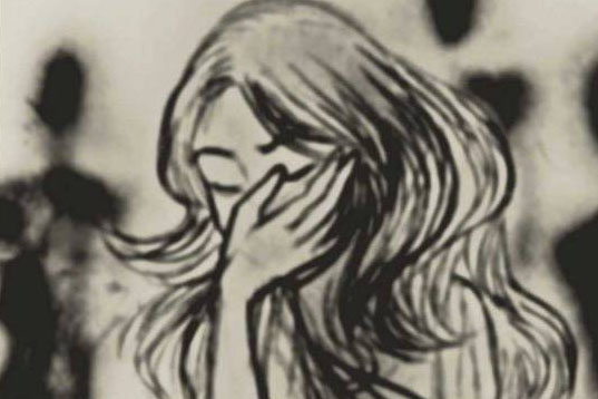 ছাত্রীকে নতুন পোশাকে দেখেই 'চুমু' শিক্ষকের!