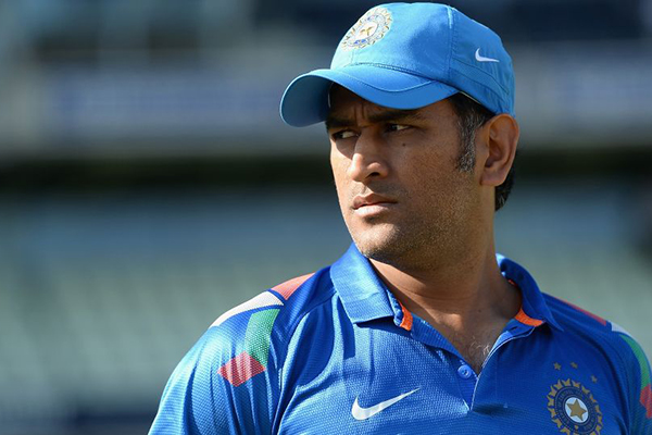 মোবাইল চুরির ঘটনায় ক্ষিপ্ত ধোনি