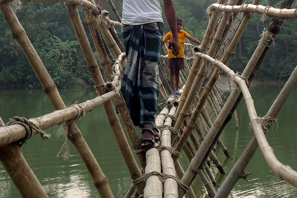কলাপাড়ায় ১৫ গ্রামের মানুষের ভরসা বাঁশের সাঁকো