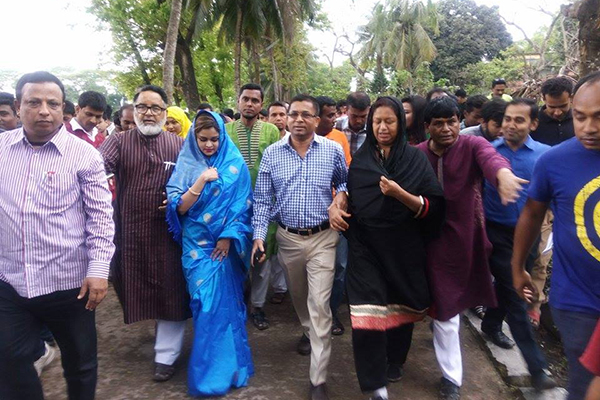 কুমিল্লায় সীমার পক্ষে গণসংযোগে নাফিসা কামাল
