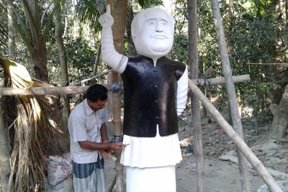 জমি বেচে বঙ্গবন্ধুর ভাস্কর্য বানালেন তিনি