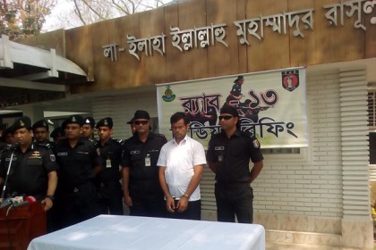 দিনাজপুরে কথিত পীর হত্যায় 'অংশ নেওয়া' মুরিদ গ্রেফতার  