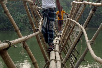 কলাপাড়ায় ১৫ গ্রামের মানুষের ভরসা বাঁশের সাঁকো