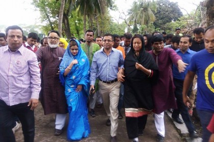 কুমিল্লায় সীমার পক্ষে গণসংযোগে নাফিসা কামাল
