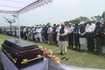 
নিজ গ্রামে মিজারুল কায়েসের জানাজা অনুষ্ঠিত
