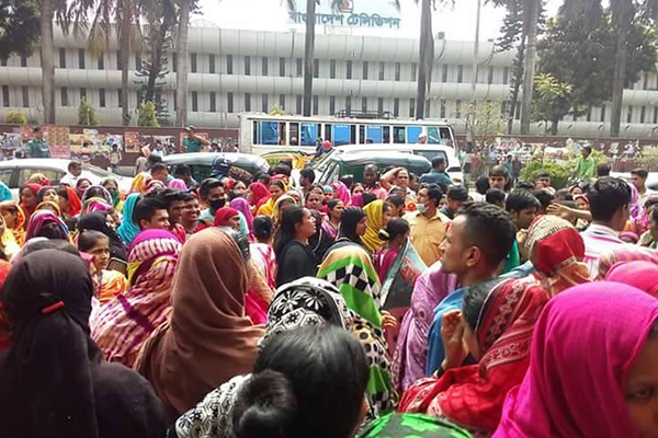 বকেয়া না দিয়ে গার্মেন্ট বন্ধ, রামপুরায় শ্রমিক বিক্ষোভ
